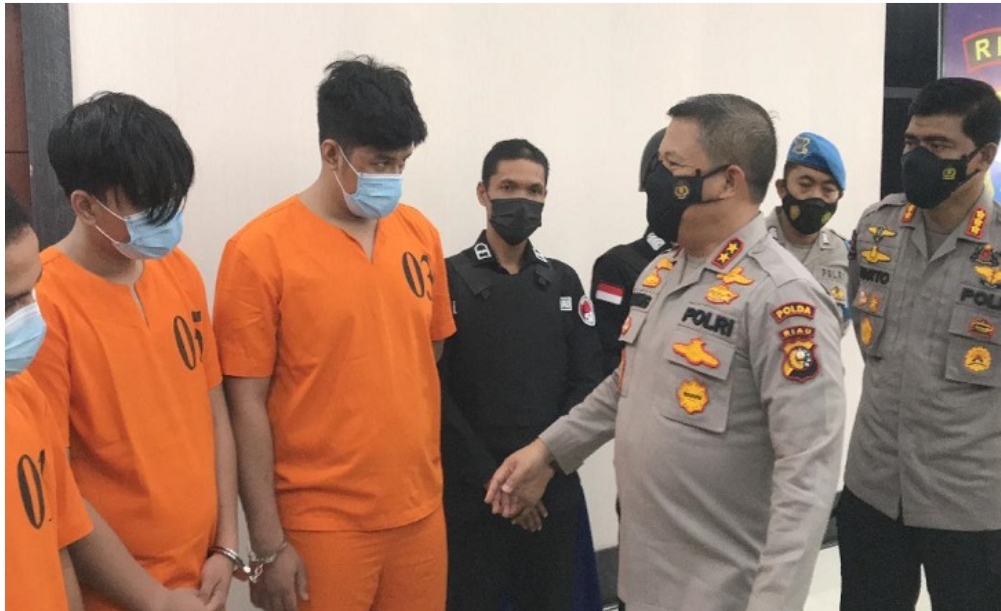 Polda Riau Bebaskan Satu Dari Dua Tersangka Kurir Sabu 108 Kg